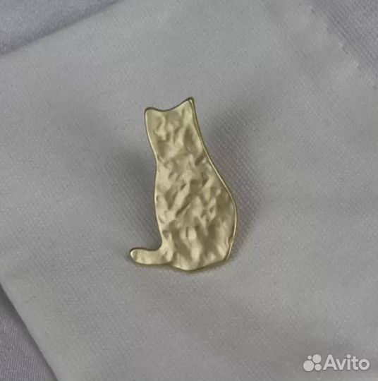 Брошка - веточка магнолии