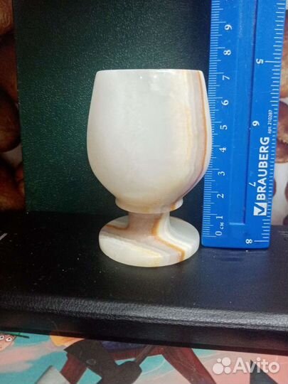 Рюмка из оникса со сколом