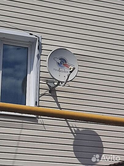 Спутниковая тарелка и приставка к нему