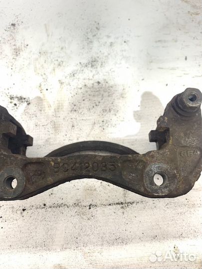 Скоба суппорта передняя Ssangyong Kyron 1 D20DT