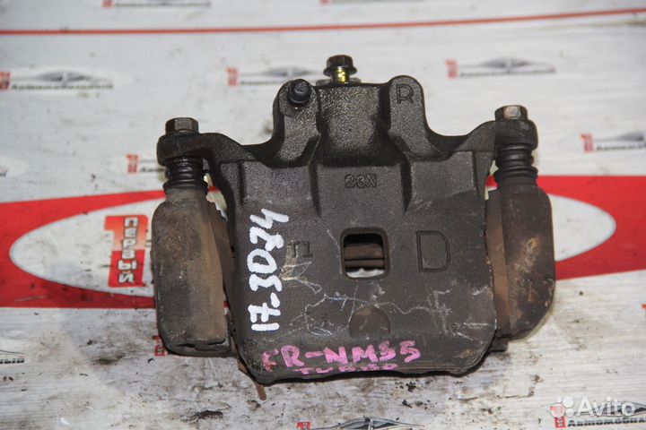 Суппорт перед право c Nissan Stagea M35 VQ25DD