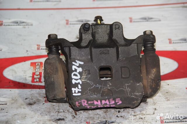 Суппорт перед право c Nissan Stagea M35 VQ25DD