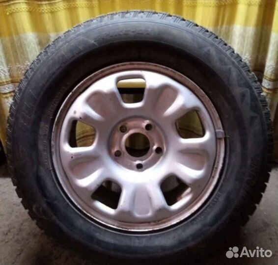 Bridgestone Blizzak Spike-01 215/70 R16