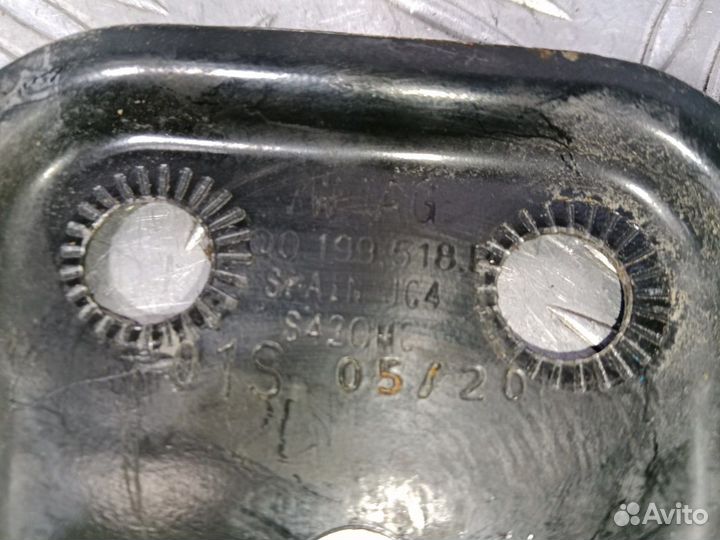 Б/У Кронштейн переднего подрамника правый#001