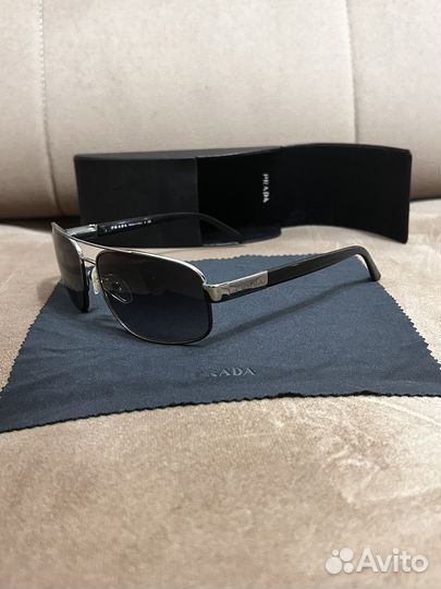 Солнцезащитные очки prada