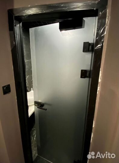 Стеклянная алюминиевая дверь