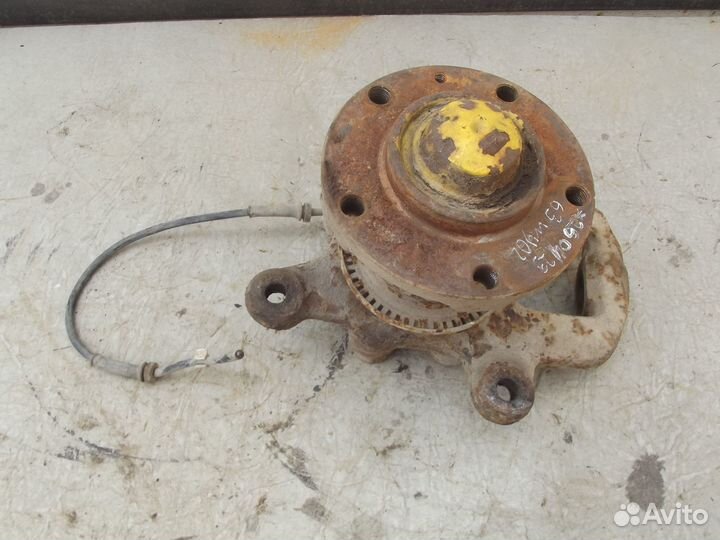 Поворотный кулак правый Mercedes Sprinter 210D