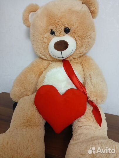 Большой плюшевый медведь