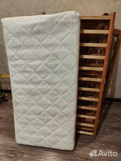 Кровать детская с маятником