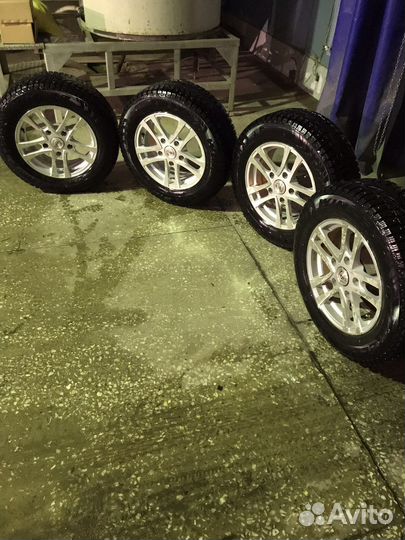 R16 Pirelli Winter Carving Edge 215/65, PCD 5x139.7 DIA 98.6