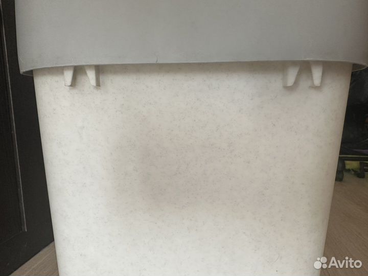 Мусорное ведро - пластиковый контейнер