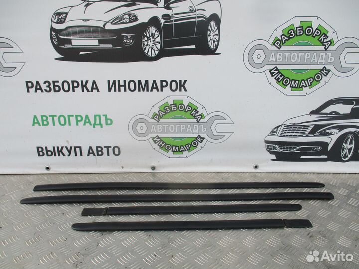Молдинг двери Mazda Demio 2000г