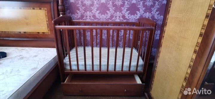 Детская кровать с матрасом и шкафчиком