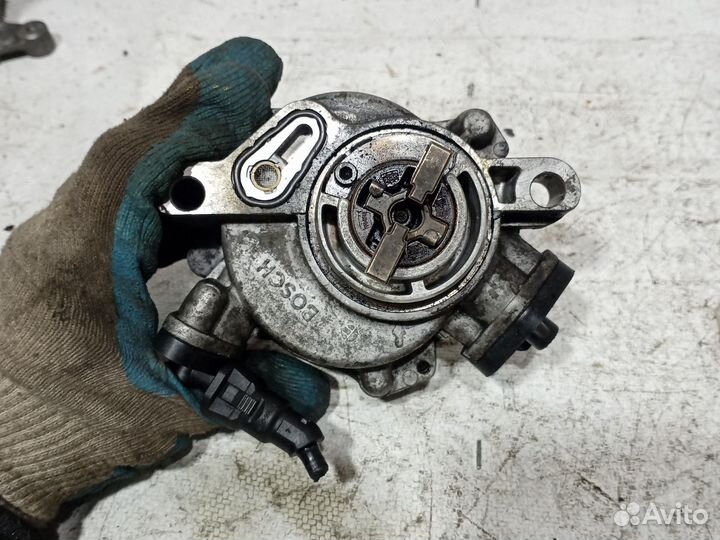 Насос вакуумный Peugeot 207