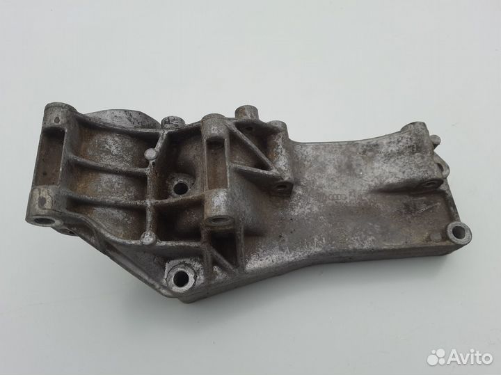 Кронштейн генератора Volkswagen Golf 3