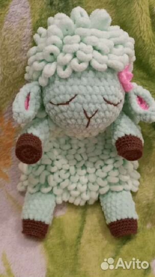 Овечка игрушка-рукавичка вязаная