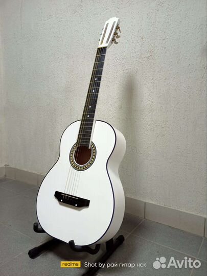 Классическая гитара белого цвета