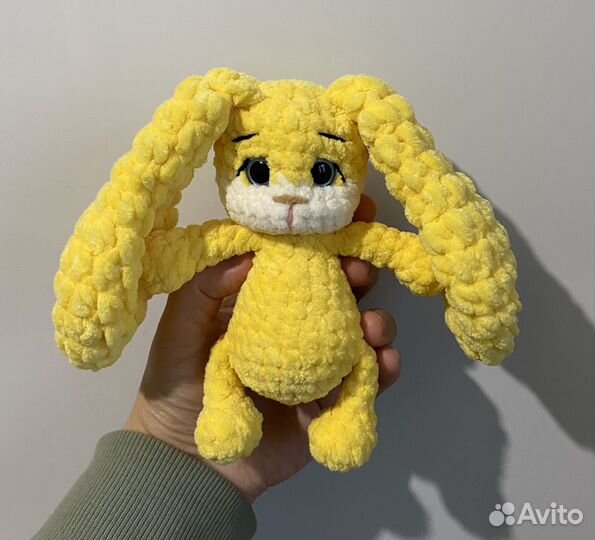 Вязаные игрушки зайка желтый