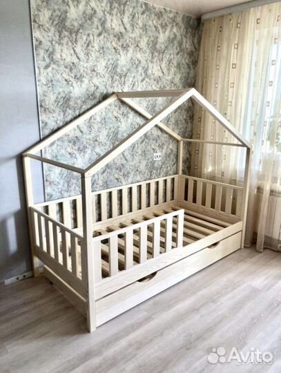 Кровать домик в естественном цвете дерева