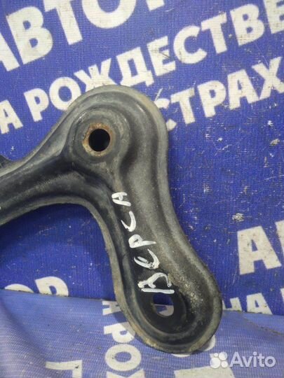 Правый кронштейн переднего подрамника Toyota Verso