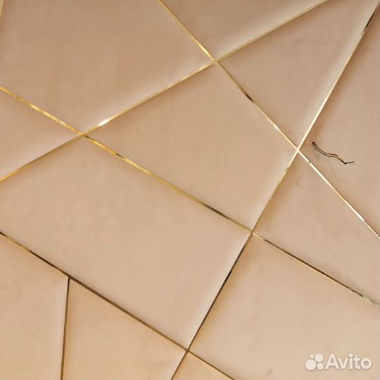 Мягкие стеновые панели с латунным профилем