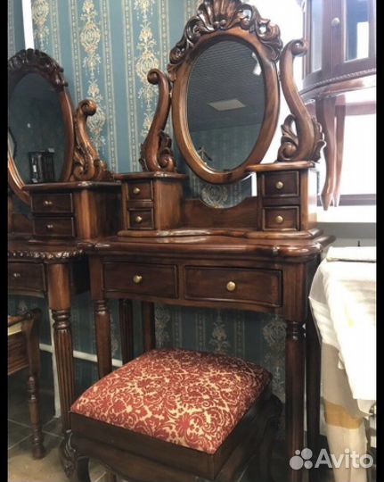 Туалетный столик с зеркалом из массива