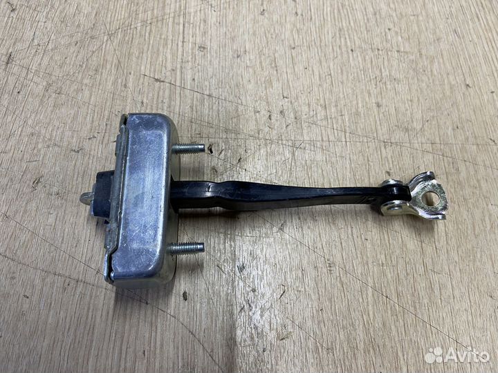 Ограничитель двери задний Toyota Camry 75