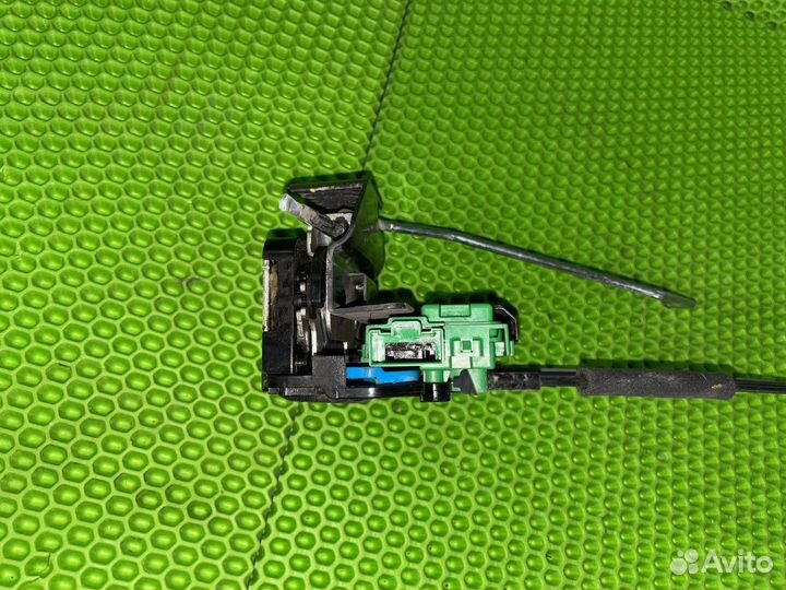 Замок двери передний правый Hyundai Solaris 2011-2