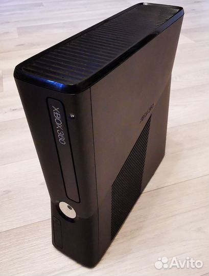 Xbox 360 Slim 1tb / прошит freeboot / 2 геймпада