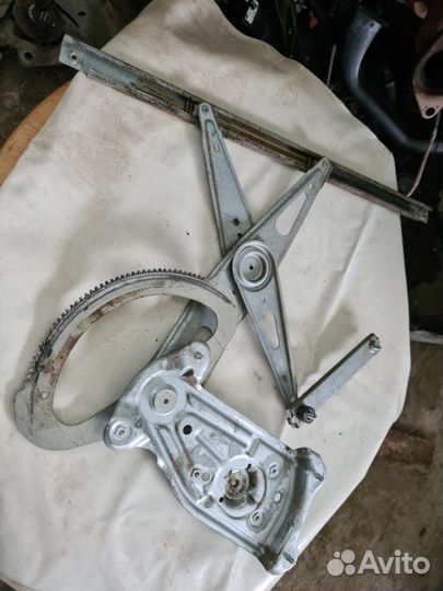 Стеклоподъемник передний левый Renault Fluence