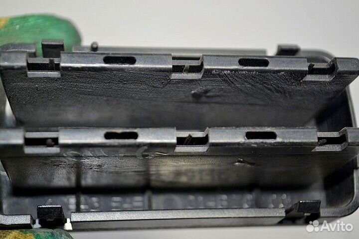 Салонная пластиковая маленькая деталь mercedes-ben