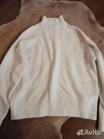 Белый свитер bershka S/M