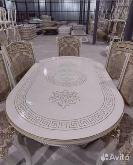 Кухонный стол и стулья в комплекте