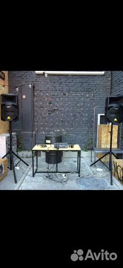 DJ (ди-джей) с аппаратурой