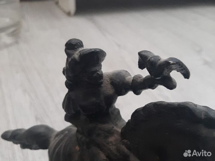 Оловянный всадник с ястребом. На коне