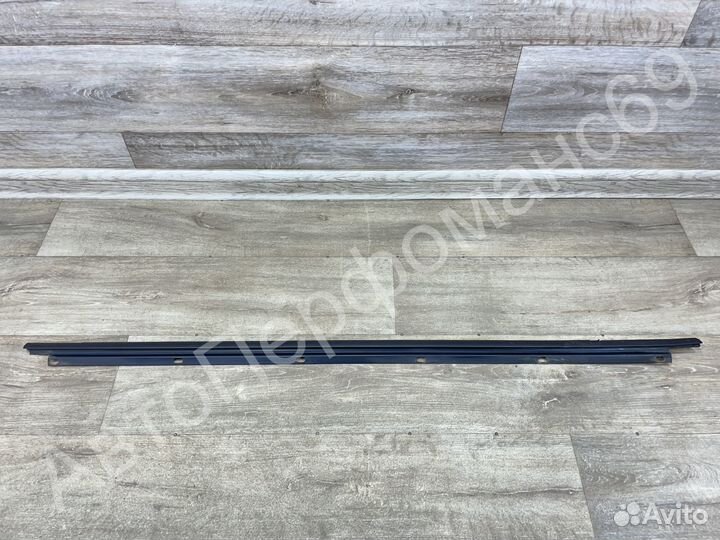 Бархотка стекла двери левая правая Golf 5