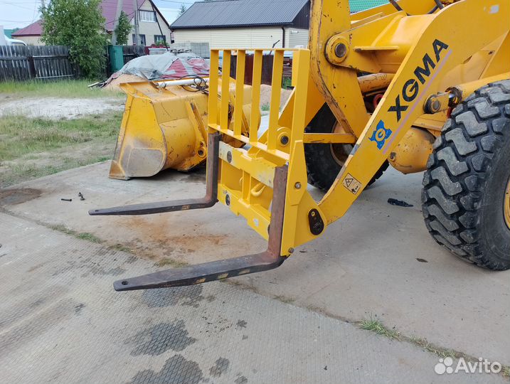 Погрузчик. Трактор