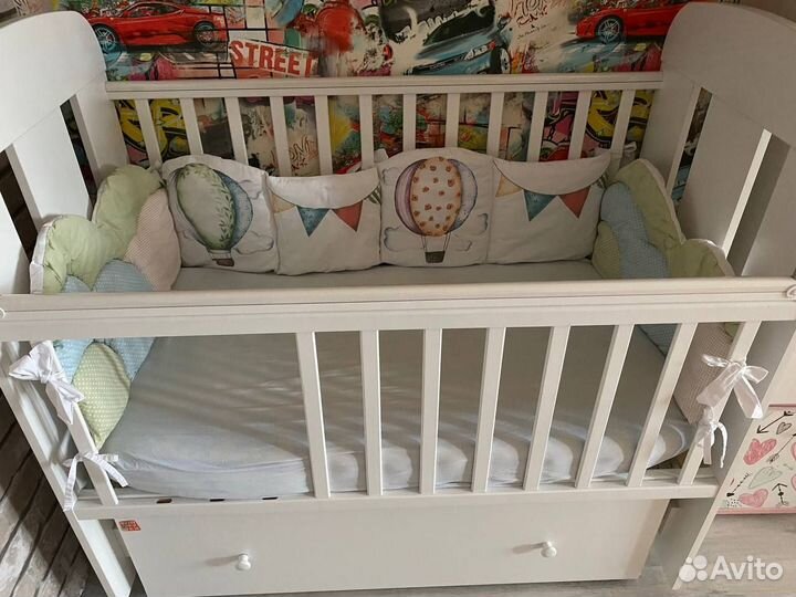 Детская кроватка с маятником
