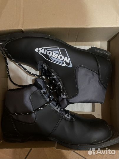 Лыжи с палками и ботинками