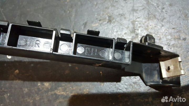 Кронштейн бампера передний левый Subaru Impreza