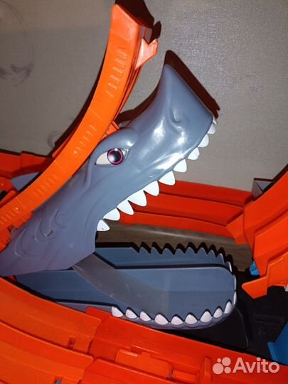 Hot wheels невообразимый гараж с акулой