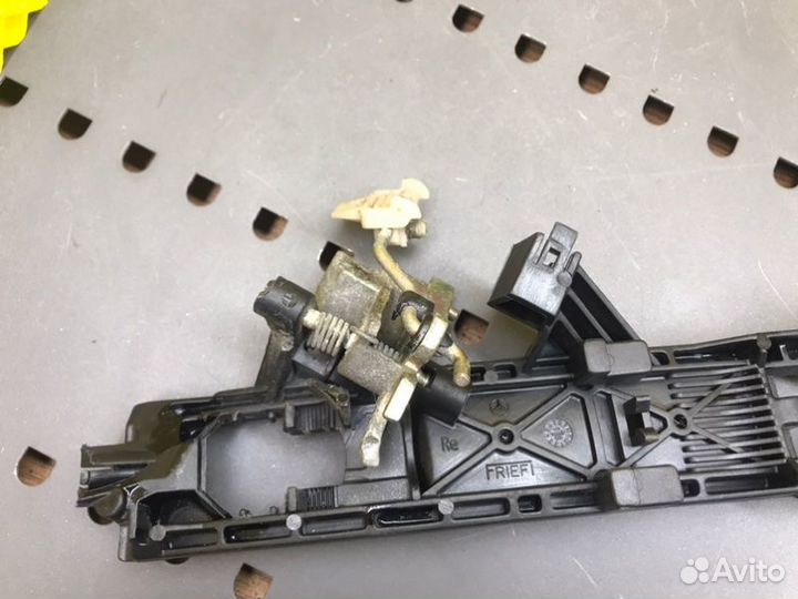 Механизм ручки двери передний левый Mercedes-Benz