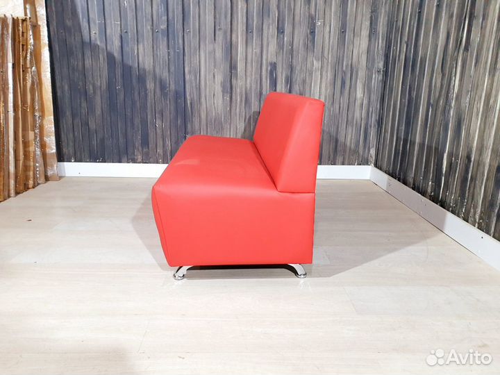 Диван красный