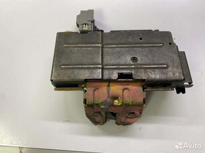 Замок задней двери багажника Вольво Хс90