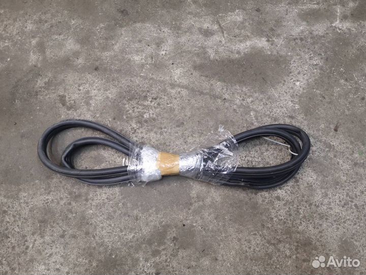 Уплотнитель дверного проема задний правый Mazda 3