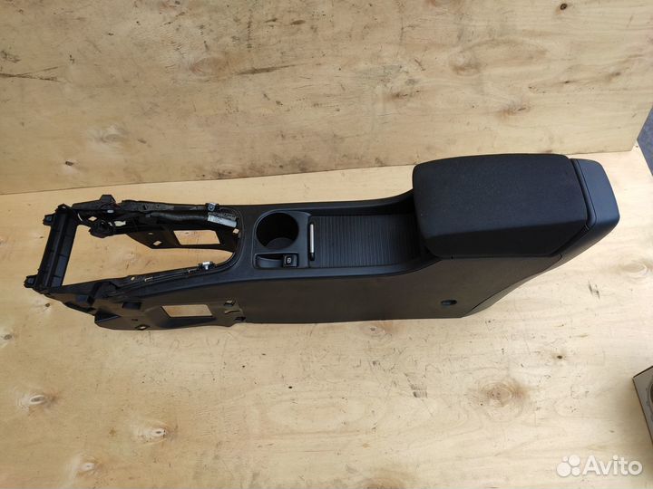 Подлокотник под Электро Ручник на Opel Astra J