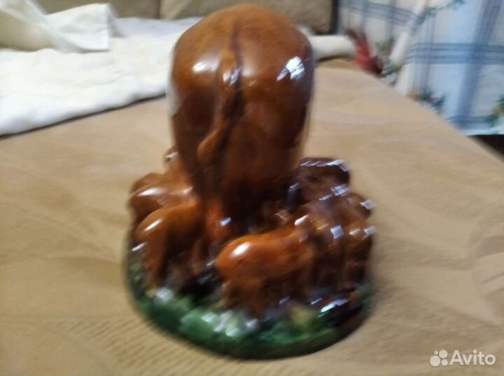 Свинья большая с 12 поросятами