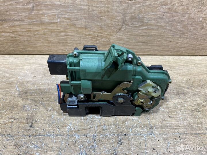 Замок передней правой двери VW Passat B5+ ZD102