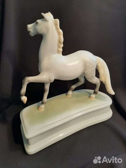 Фарфоровая статуэтка лошади