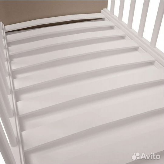 Детская кроватка с маятником и матрасом